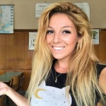  Млада и красива учителка разобличи системата 