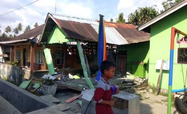Земетресението на индонезийския остров Сулавеси взе жертви 