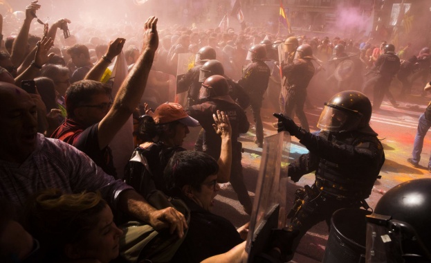 Полиция разпръсна с палки и газ протест в Каталуния
