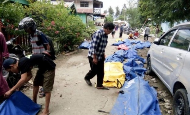 Стотици са вече жертвите на земетресението и цунами в Индонезия