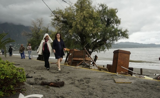 "Ксенофон" потопи Пелопонес, разрушени са курорти, села и пътища