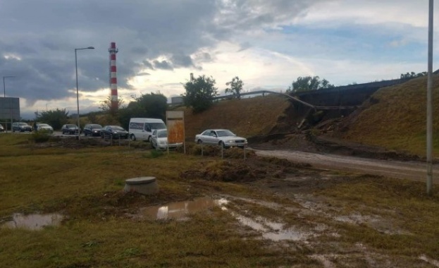  Свлачище заплашва да погълне къщи и главен път във великотърновско село