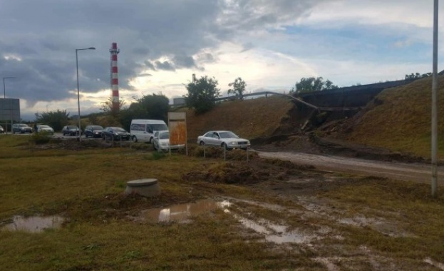 Свлачище заплашва да погълне къщи и главен път във великотърновско село Свлачище заплашва да погълне къщи и главен път във великотърновско село