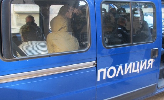 Задържаха автобус с 43-ма афганистанци край костинбродско село Задържаха автобус с 43-ма афганистанци край костинбродско село