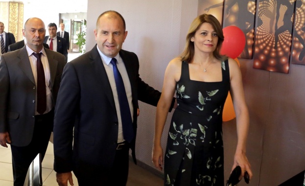 Президентът и първата дама кумуваха на влюбени от екипа си