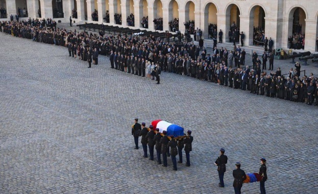Приятели и близки си взеха сбогом с Шарл Азнавур (снимки)