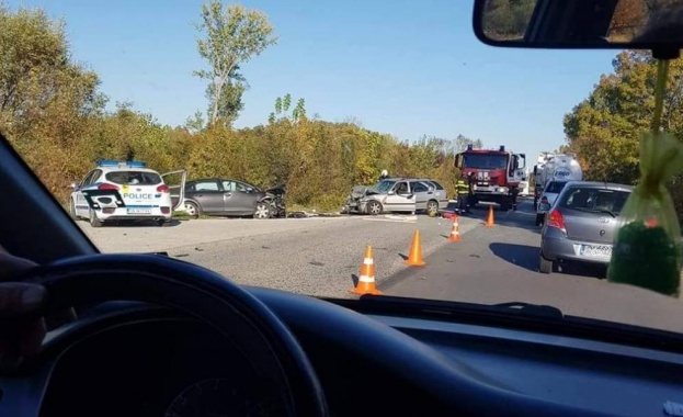 Четирима ранени при верижна катастрофа край Ново село 
