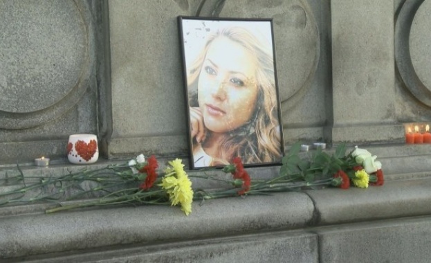 Стотици в цялата страна почетоха паметта на журналистката Виктория Маринова 