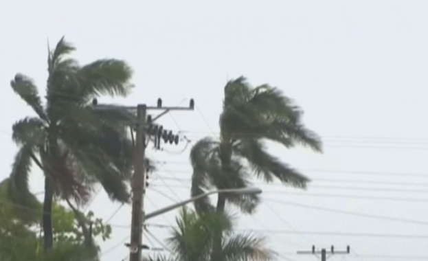 Ураганът Кей връхлетя мексиканския полуостров Долна Калифорния където властите отвориха