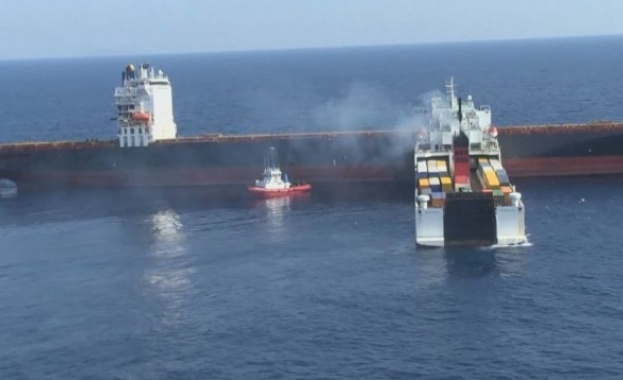 Почистват голям петролен разлив край Корсика