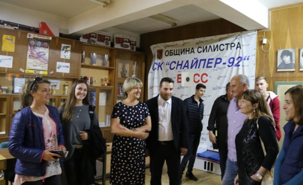Весела Лечева дари спортен екип на стрелковия клуб „Снайпер – 92“ в Силистра  