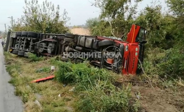 Тежка катастрофа между пътнически бус и два тира на пътя Русе - Велико Търново