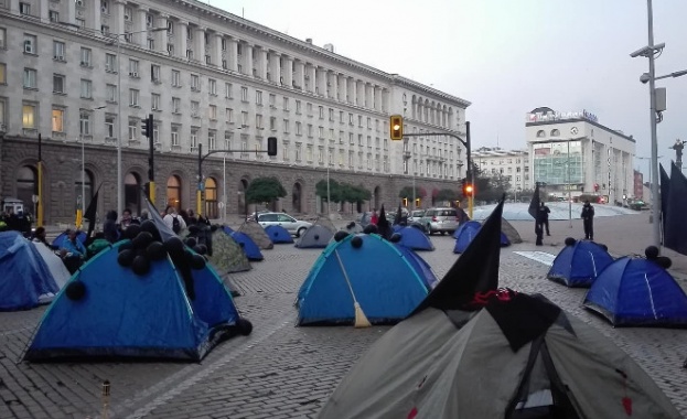 Махнаха палатките на майките пред МС временно