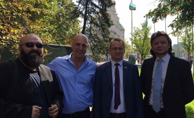 "Политическа група 5" иска оставка на Крусев и Барбалов да поеме поста