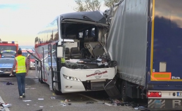 Десетки ранени при тежка катастрофа с автобус в Германия