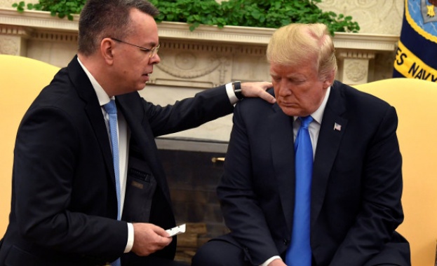 Тръмп посрещна освободения от Турция пастор Брънсън в Белия дом 