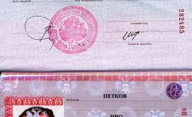 Пуснали фалшив руски паспорт на началника на кабинета на Румен Радев