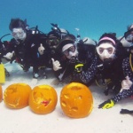 Във Флорида се състезаваха да изрязват тикви под вода (видео)