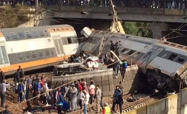 Влак излезе от релсите в Мароко, най-малко 10 души са загинали