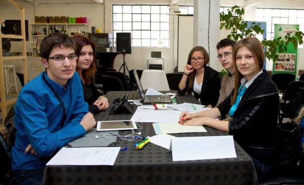 Младежи ще търсят решение на проблема с функционалната неграмотност в Telelink Learning Camp