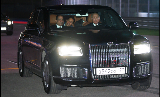 Путин повози египетския президент по писта за Формула 1 (видео)