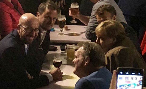 Меркел и Макрон на по бира в бар в Брюксел