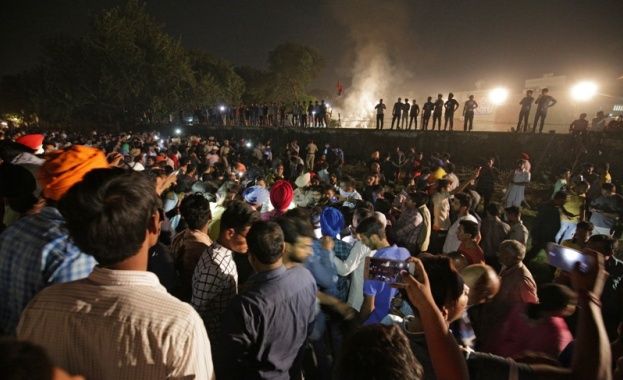 Влак се вряза в тълпа в Индия, има десетки жертви