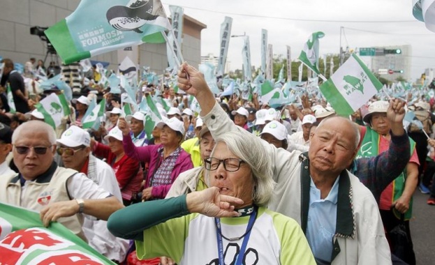 Хиляди призоваха за референдум за независимост на Тайван от Китай 