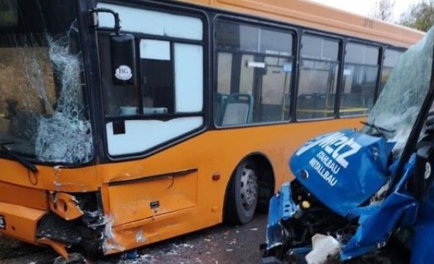 Автобус на градския транспорт в София катастрофира, има ранени
