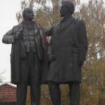 В разложко село се издига паметник на Ленин и Димитров, финансиран с пари от Америка