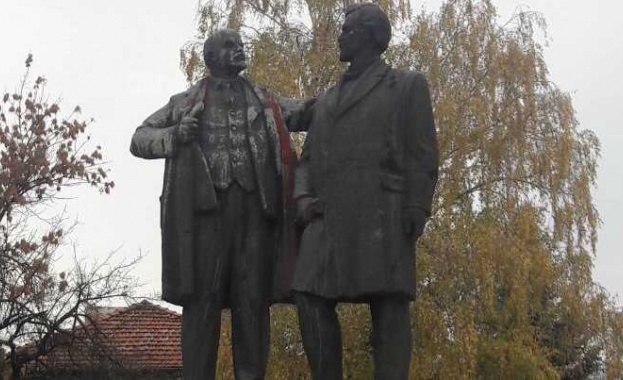 В разложко село се издига паметник на Ленин и Димитров, финансиран с пари от Америка