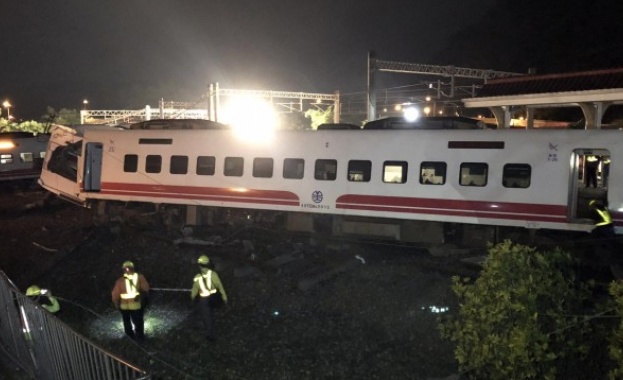 Най-малко 17 души са загинали при дерайлиране на влак в Тайван