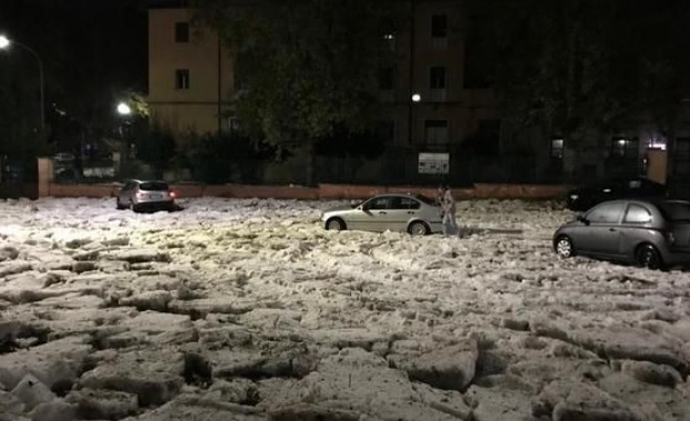 Лед, дъжд и градушка наводниха Рим