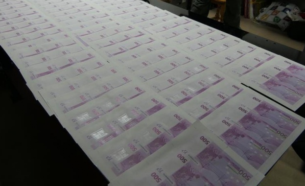 Разкриха печатница за фалшиви банкноти в хотел в Слънчев бряг (видео)