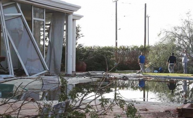 Мощно торнадо помете 40 къщи в Кипър