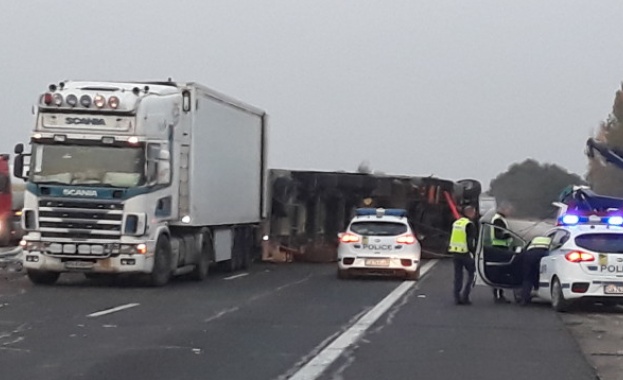 Обърнат камион затвори магистрала "Тракия"