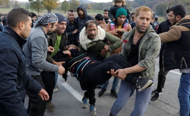 Сблъсъци между мигранти и босненската полиция на хърватската граница