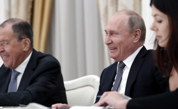 Путин към Болтън: Орелът ви май изяде маслините, но остави стрелите