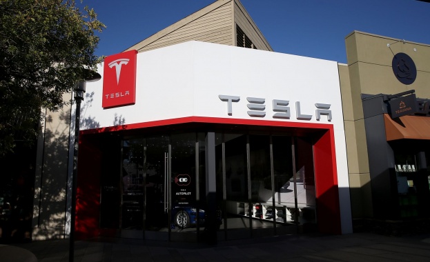 ФБР разследва Тесла за измами