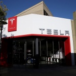 ФБР разследва Тесла за измами