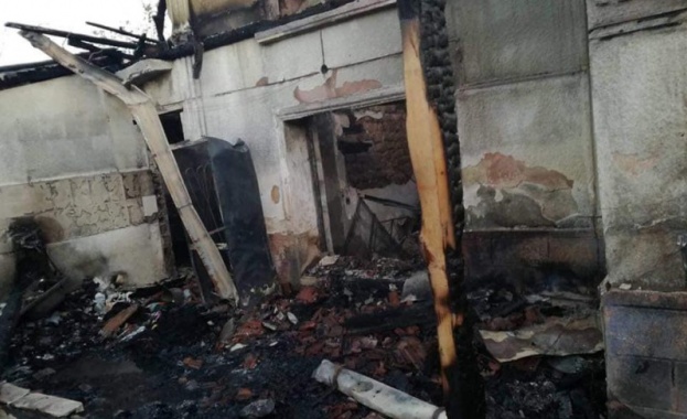 Пожар в Старо Железаре остави без дом две семейства