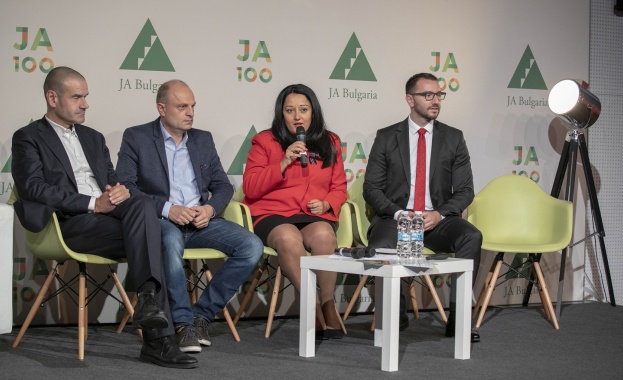 Дигиталната трансформация на професиите беше фокус на програмата „Мениджър за един ден“