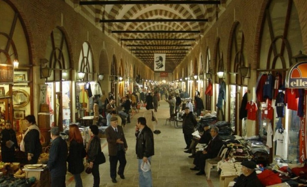 Шопинг мания в Турция: Българи и гърци на пазар