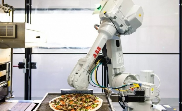 Робот, който прави пица, получи финансиране от $375 млн.