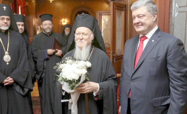 Порошенко и Вартоломей подписаха споразумение за създаване на украинска църква
