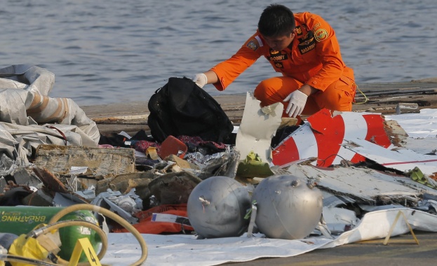 Индонезия удължи търсенето на жертви от катастрофиралия самолет на "Лайън еър"