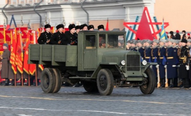 Марш на Червения площад в чест на парада от 1941 г.