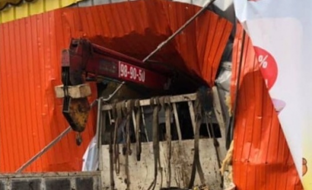 Отказали спирачки и... камион в руски супермаркет