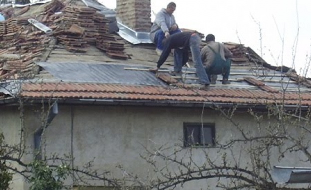 Строителна бригада изнудва за големи суми хора по селата