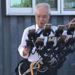 70-годишен мъж играе Pokemon Go на 11 смартфона едновременно